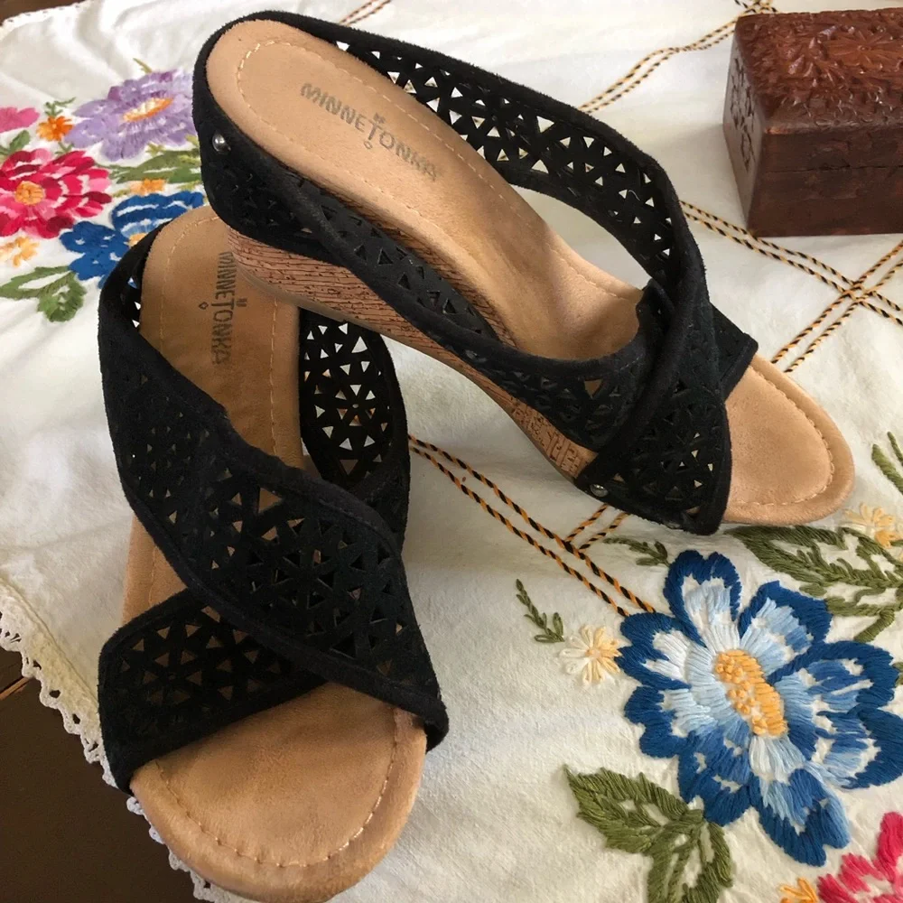 Minnetonka Lainey Suede Crisscross Comfort Platform Wedges in Black. Size 9